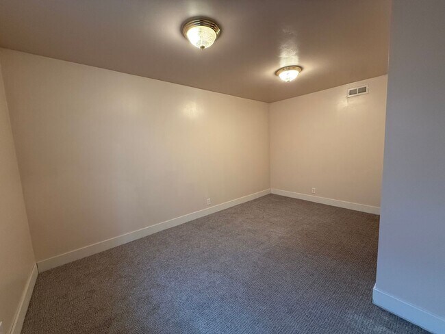 Building Photo - Beautifully Updated Home in Holladay