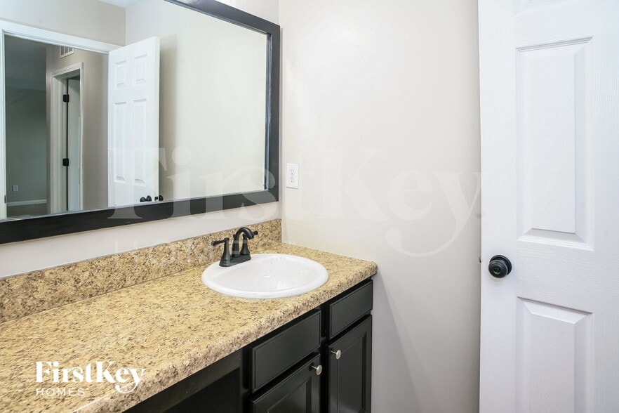 Building Photo - 4020 Poplar Dr