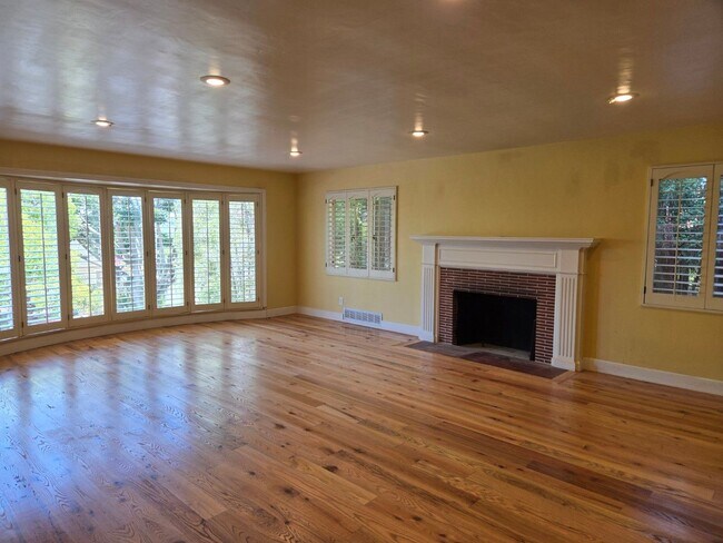 Building Photo - Large home near SDSU available immediately.