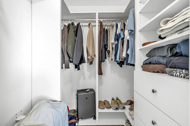 Building Photo - 924 SE 2nd St