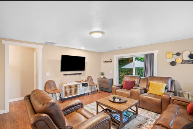 Building Photo - 9810 NE 3rd St