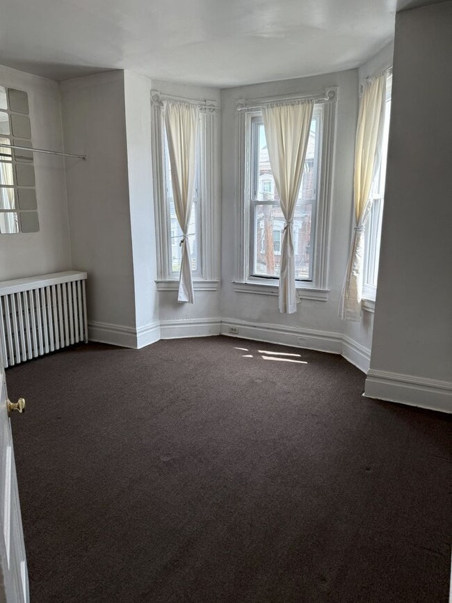 Building Photo - 374 Meyran Ave