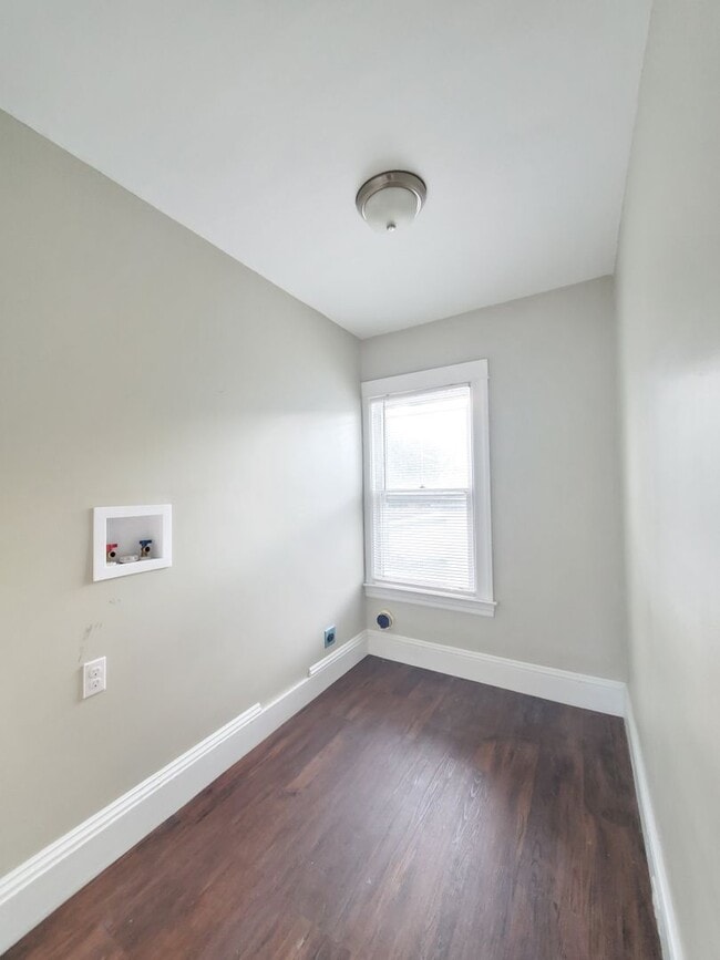 Building Photo - Well updated 3br with full laundry  Huge g...