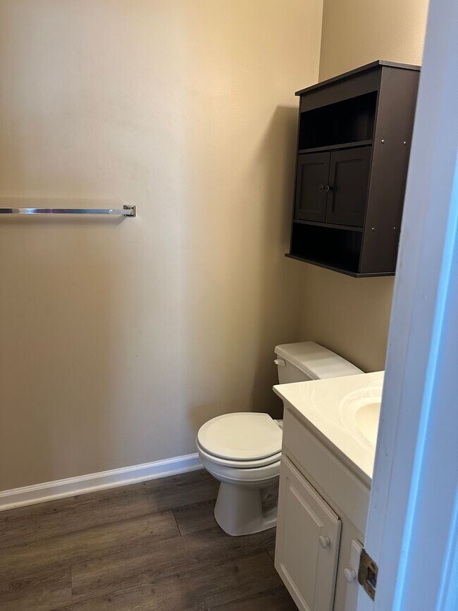 Building Photo - Ivy Glen Condo!