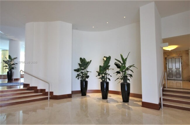 Building Photo - 5161 Collins Ave