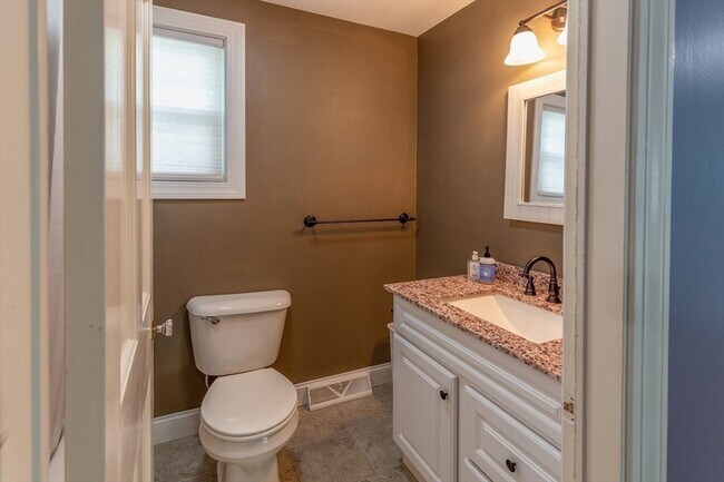Building Photo - 10 Samoset St