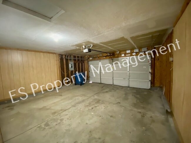 Building Photo - Stunning 3 Bedroom 2 Bath in SouthWest River Run Neighborhood!