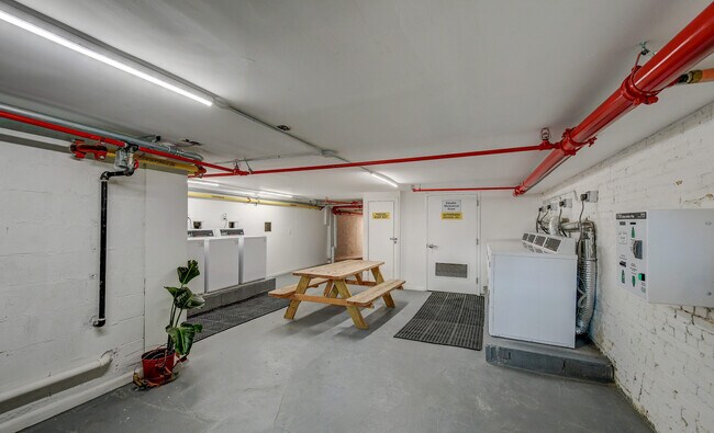 Building Photo - 231 E North Ave