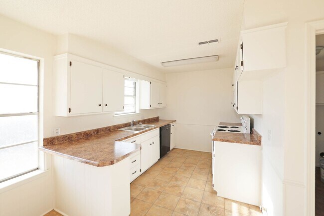 Building Photo - 3 bedroom rental in Ridgecrest!