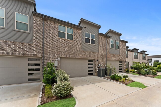 Building Photo - 16514 Lake Austin St