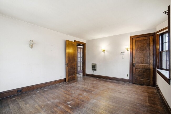 Building Photo - Private House on iuka ave Ravine – Central Campus – Newly Renovated - Flexible Pricing