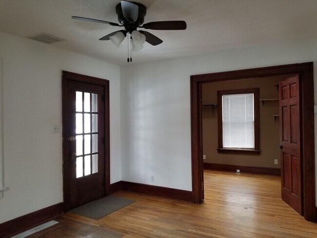 Building Photo - 2 bedroom House Close to Campus!