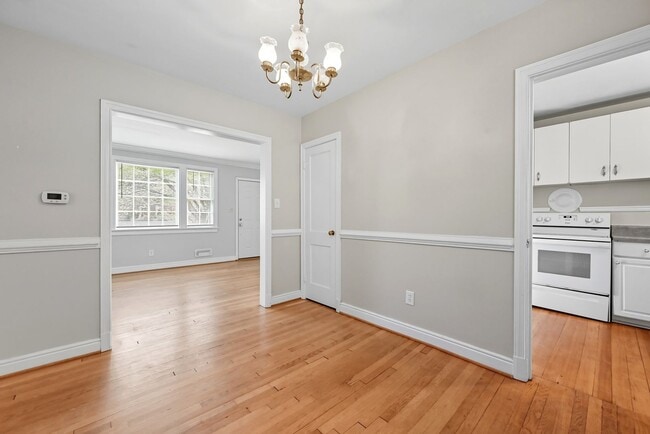 Building Photo - Cute 2 Bedrooms in the City's West End