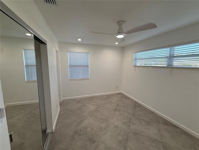 Building Photo - 15573 Bedford Cir E