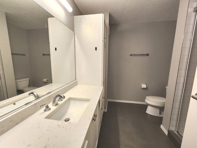 Building Photo - 9655 Woods Dr