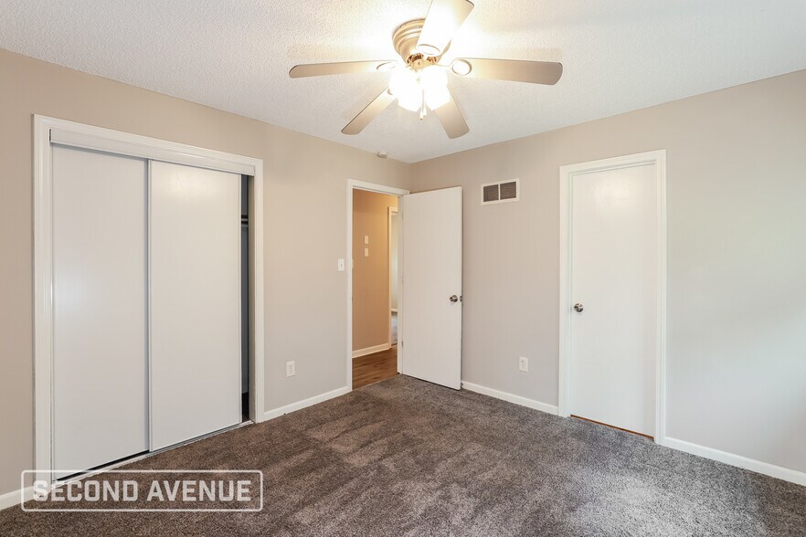 Building Photo - 701 SE Redwood Ln