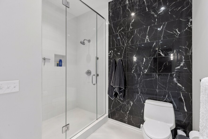 Large walk-in shower - 935 Lake St E