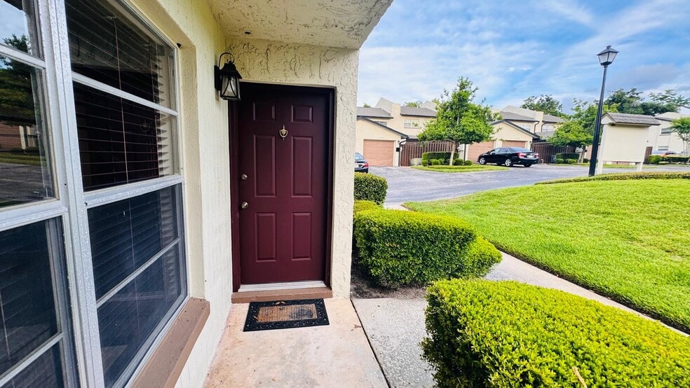 Building Photo - 600 Waverly Ln