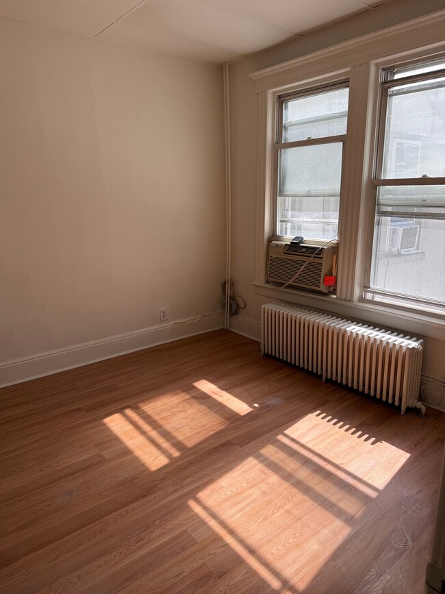 Building Photo - 1650 John St