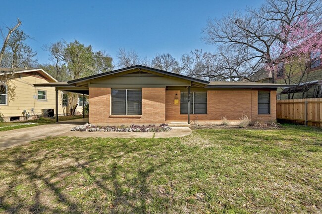 Building Photo - Charming 3 Bed 2 Bath Hyde Park Home for A...