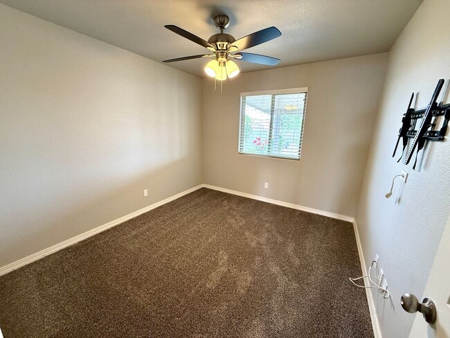 Building Photo - Stylish 3BR Home in Cerbat Vistas | Split Floor Plan, Covered Patio & 2-Car Garage!