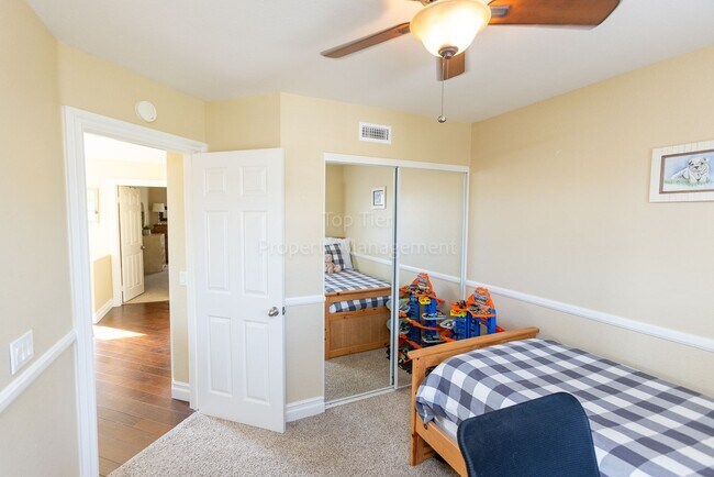 Building Photo - Beautiful 3 bed / 2.5 bath / 1,150 sqft Town Home in walking distance to Vista Village