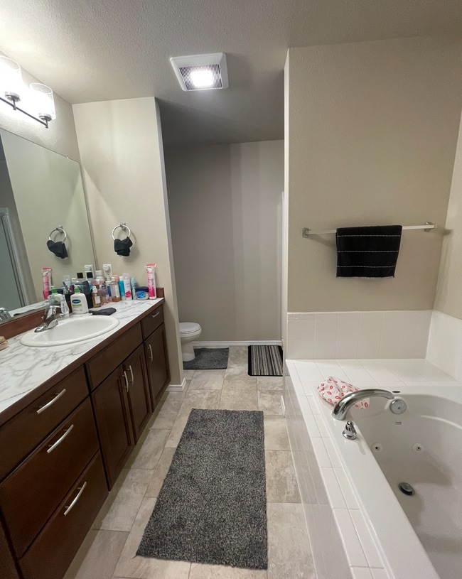 Building Photo - Spacious 3 bedroom/2 bathroom/2 car garage...