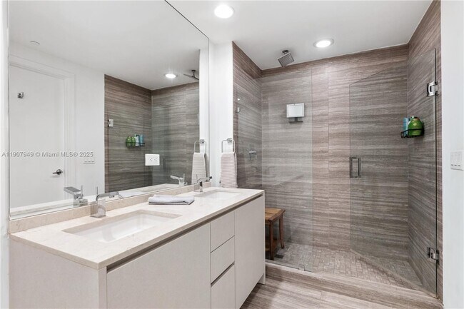 Building Photo - 1010 Brickell Ave