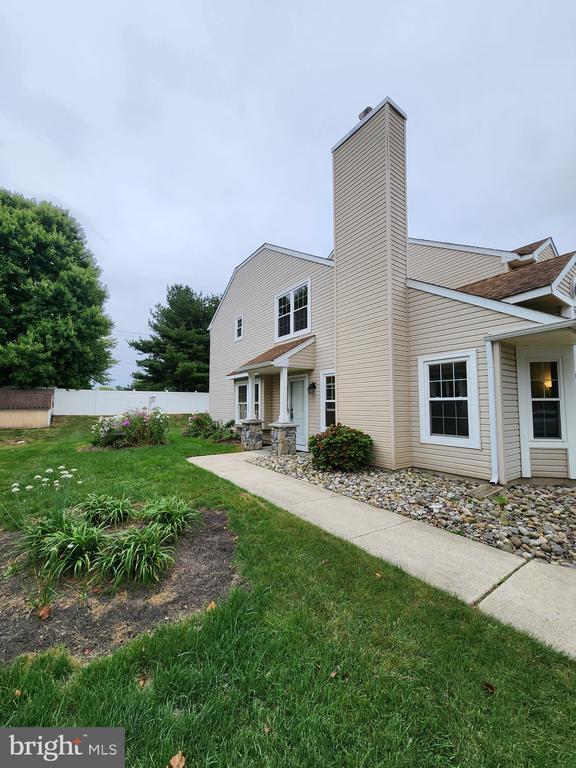 Building Photo - 12 Pondview Ct