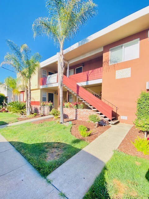 Building Photo - 925 Pomeroy Ave