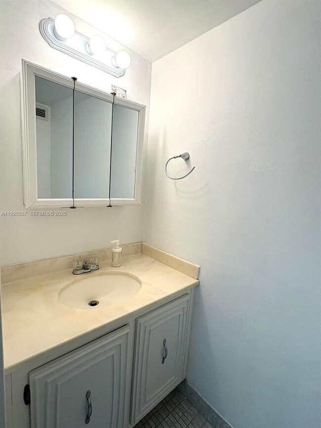 Building Photo - 1000 Parkview Dr