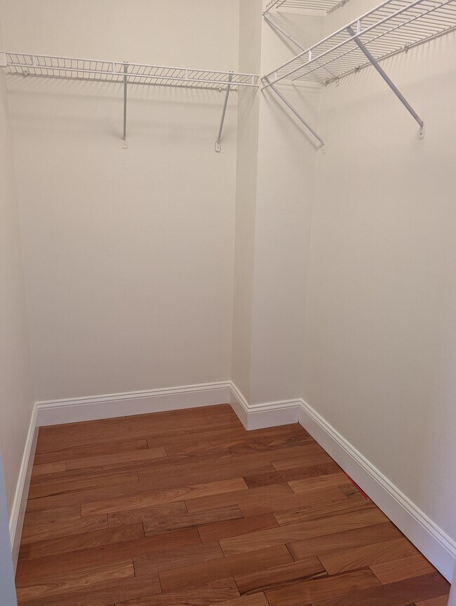 Building Photo - 3210 Myrtlewood Cir E