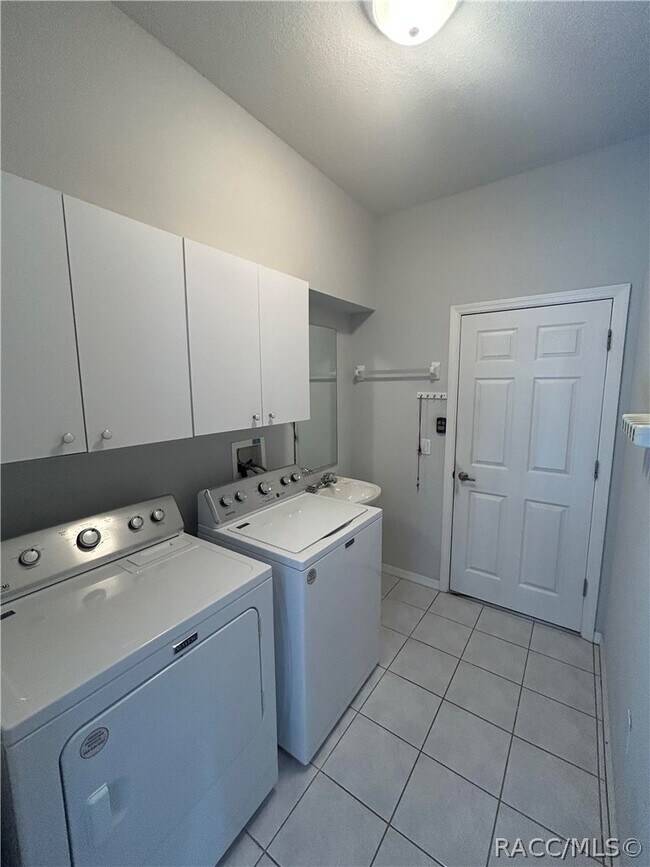 Building Photo - 2675 N Canterbury Lake Dr