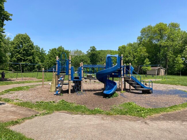 Building Photo - 3240 Brookview Way