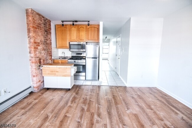 Building Photo - 220 E Broad St