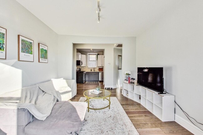 Building Photo - 2541 N California Ave