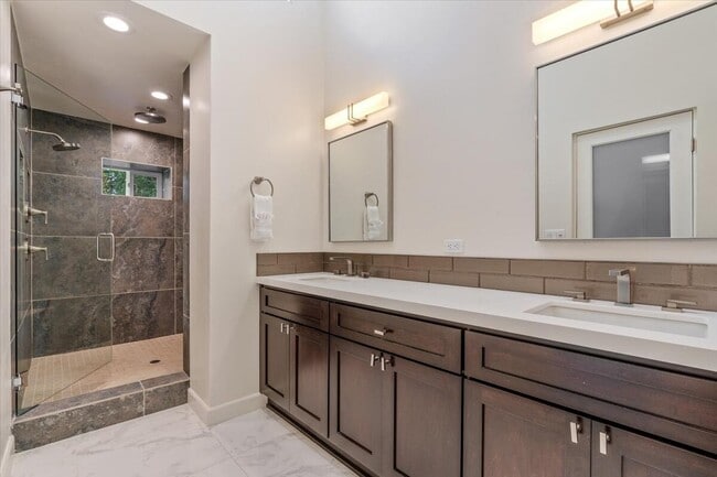Building Photo - 76140 Fairway Dr