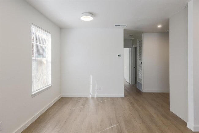 Building Photo - 902 Jessie St