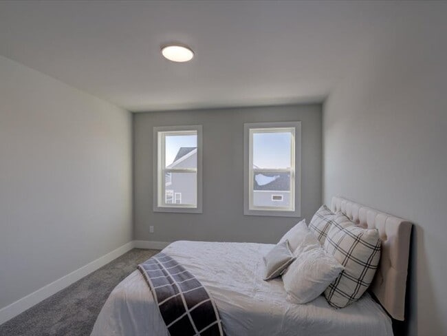 Building Photo - 4880 Romaine Rd