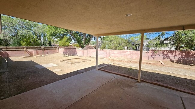 Building Photo - 3 Bed 2 Bath
