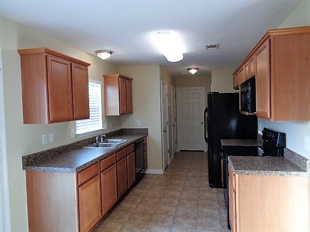 Building Photo - 805 Birchmill Pt N