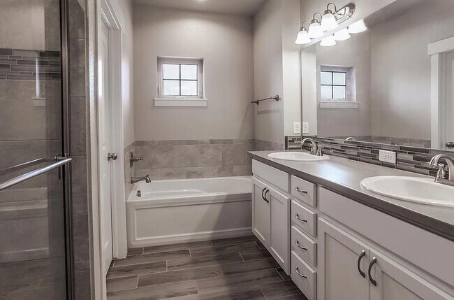 Building Photo - Great Townhouse in Windsor