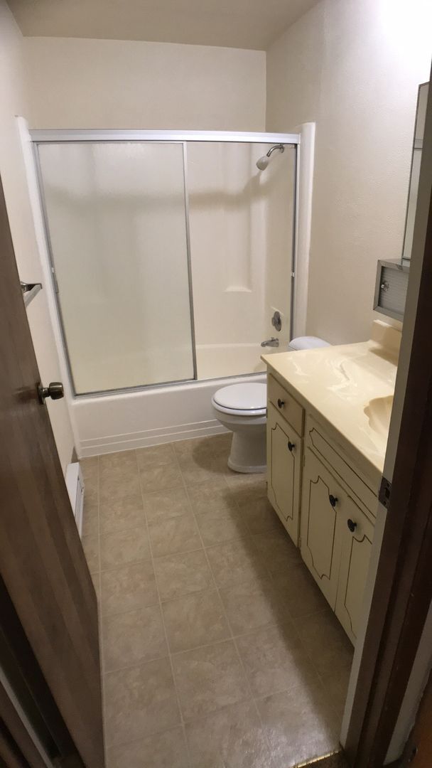 Building Photo - 1/2 OFF ONE MONTH"S RENT - 1 Bedroom in Be...