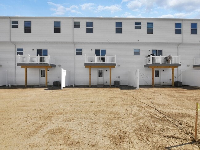 Building Photo - Modern 3 Bed, 2.5 Bath Condo – Spacious, S...