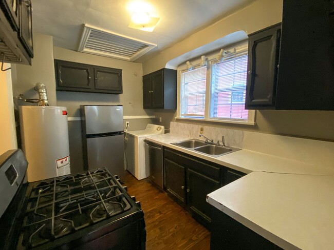 Building Photo - 2 bed, 1 bath with hardwood floors by U of...