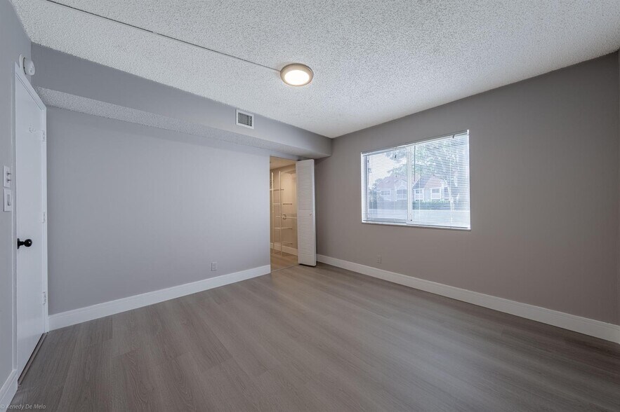 Building Photo - 105 Gardens Dr