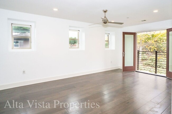 Building Photo - Beautiful Townhome centrally located in Mi...