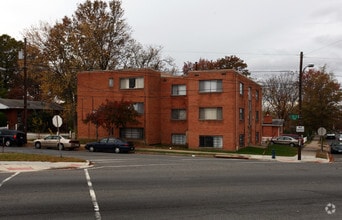 Building Photo - 5055 MEADE ST NE
