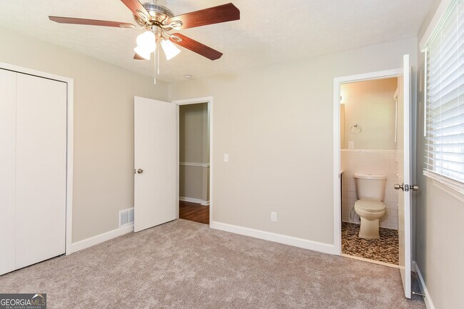 Building Photo - 5613 Woodland Dr