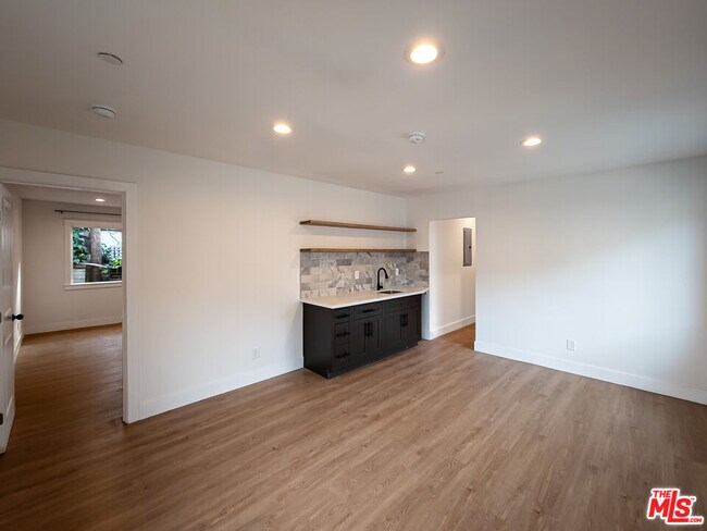 Building Photo - 94 S Vinedo Ave